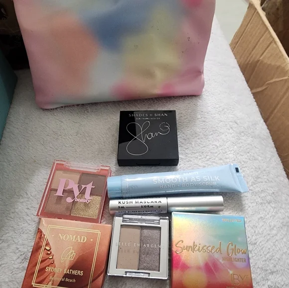 ipsy Multicolor Makeup Bag A Lot Of Expensive Make Up, Blush, Eyeshadow, Mascara - Picture 4 of 5
